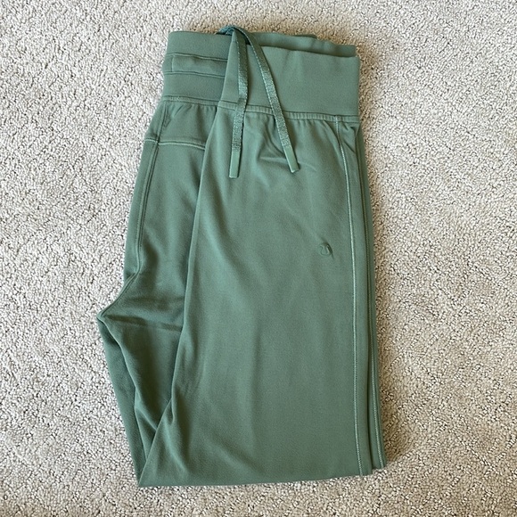 Lululemon High-Rise Jogger Crop - Picture 8 of 12